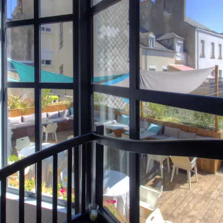 21, Foch Hotel